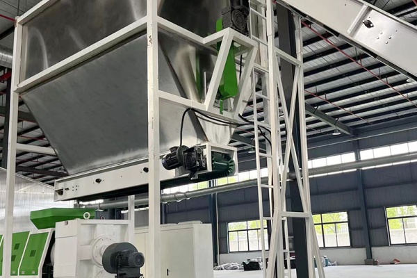 Production site of vine pulling tray sheet